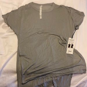 ALO Yoga Split side tunic tee